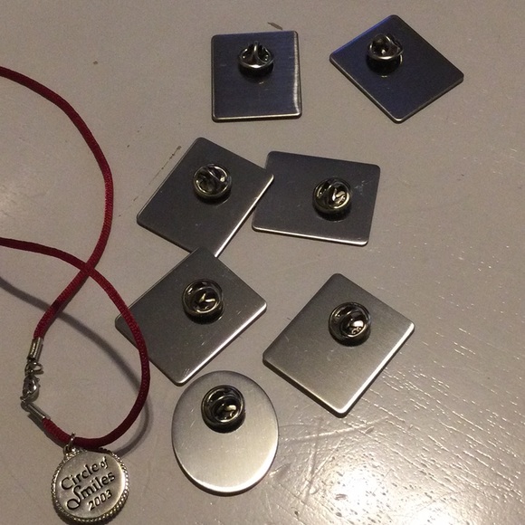 American Girls choker and 8 pins - Picture 3 of 15